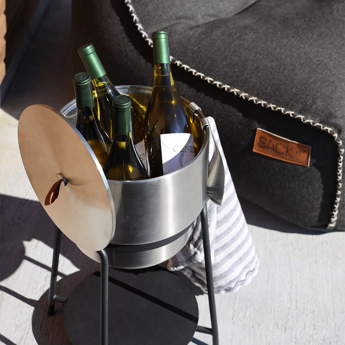 Wine bucket w/accessories
